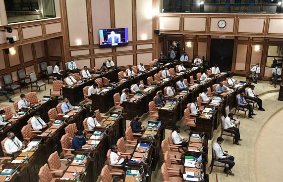 މެންބަރުން ގަޑިޖެހުމުން މުސާރަ ކެނޑޭގޮތް ހަދަނީ