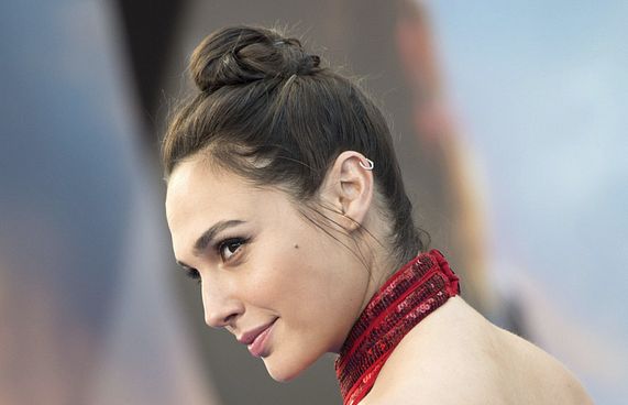 ގަލް ގެޑޯ އަށް ޖޭމްސް ބޮންޑް ކަހަލަ ކެރެކްޓާއެއް