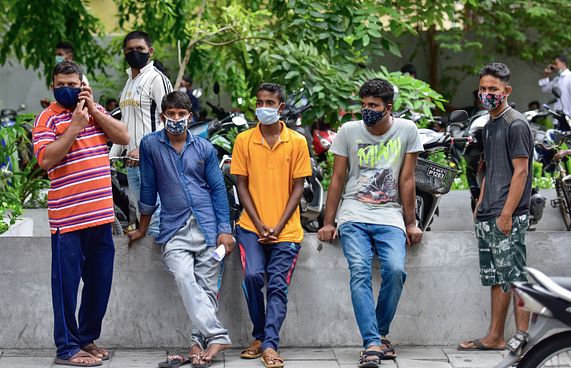 ޑީޕޯޓް ކުރާތީ ބިދޭސީން ދިވެހިންނާ ކައިވެނި ކުރަނީ!