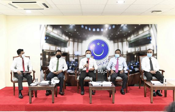މައްސަލަ ބޮޑުވެ ވިސާގެ އިސްލާހަށް ހިޔާލު ހޯދަނީ