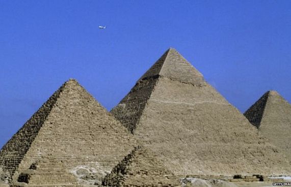 މިސްރުގެ ޕިރަމިޑްތައް ހެދީ އޭލިއަނުންނެއް ނޫން