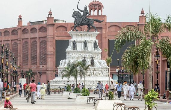 އިންޑިއާގެ ފައްޅިއެއްގައި ފިތިގެން 12 މީހުން މަރު