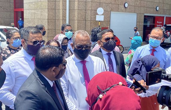 ޝުޖާއު، އިދިކޮޅުގެ ވަކީލުންގެ ޓީމާ ގުޅިއްޖެ