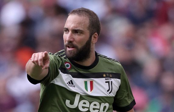 ހިގުއައިން ބެކަމްގެ ޓީމަށް ސޮއިކޮށްފި