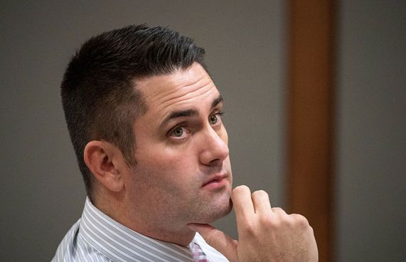 ހޯވަބޯޑެއްގެ މަތީގައި ދަތް ނެގި ޑޮކްޓަރަކު ޖަލަށް