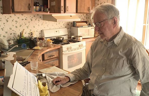 ޕިއްޒާ ޑެލިވަރީކުރާ މީހަކަށް 12،000 ޑޮލަރުގެ ޓިޕްސްއެއް