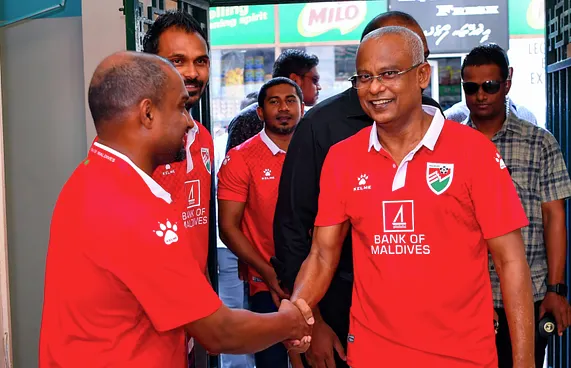ފުޓްބޯޅަ ކޯޗުން ރައީސްއާ ބައްދަލުކުރަނީ