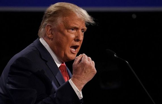 ޓްރަމްޕާ ހެދި ޕާޓީ ތެރޭގައި ޚިޔާލުތަފާތުވުން