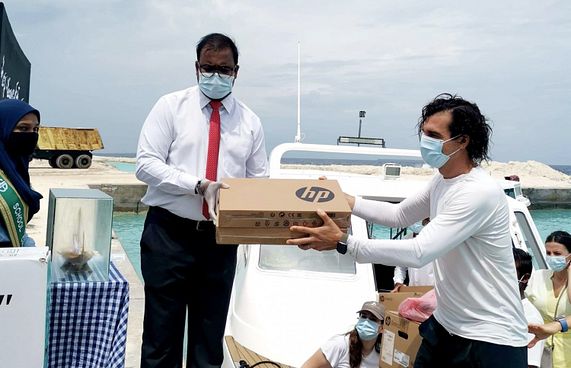 ޓޫރިސްޓަކު ދެ ސްކޫލަކަށް ތަކެތި ހަދިޔާ ކޮށްފި