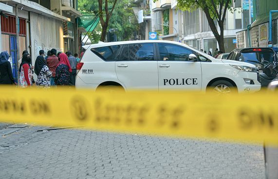 ދެ ލޯބިވެރިން މާރާމާރީ ހިންގައި، ވަޅިން ހަމަލާދީފި