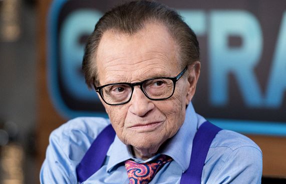 ލެރީ ކިންގަށް ކޮވިޑް-19 ޖެހި ފަރުވާ ހޯދަނީ