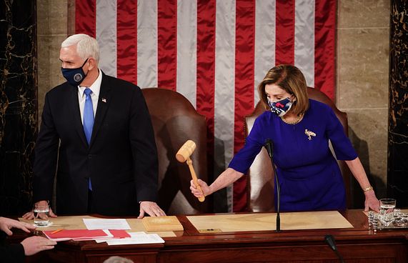 ރައީސް ކަމަށް ޕެންސް ދެކޮޅު، ޓްރަމްޕް އިމްޕީޗް ކުރަނީ