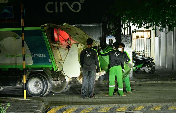 ދޮރުމަތިން ކުނި ނެގުމުގެ އަގު ބޮޑުކުރަން ވިސްނަނީ