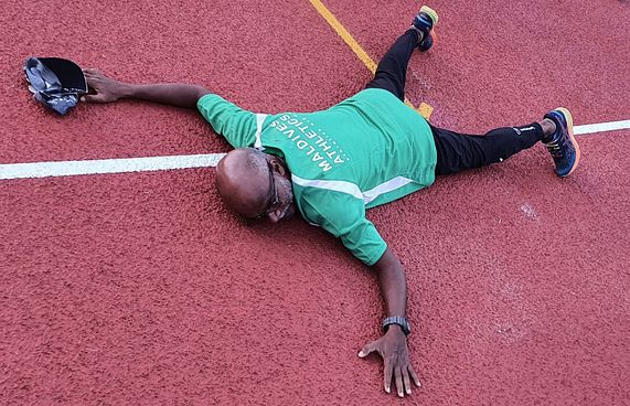 ސިންތެޓިކް ޓްރެކާ އެކު ކުޑަހުސެންގެ ލޮލުން ކަރުނަ