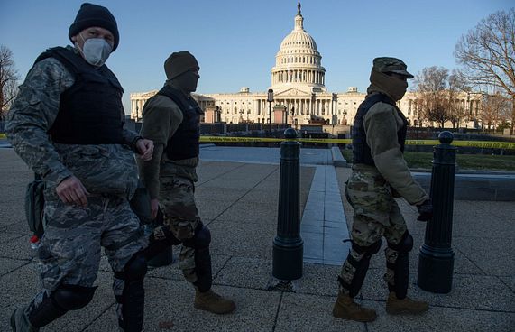 އެމެރިކާގެ ޗެކްޕޮއިންޓަކުން ހަތިޔާރާއެކު މީހަކު ހައްޔަރު