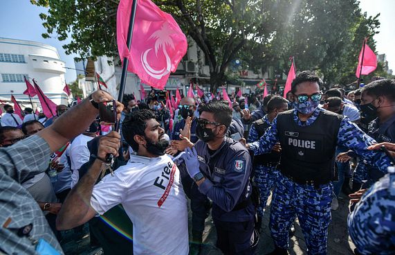 އިންތިހާބު އަވަސްކުރަން ގޮވާލައި މުޒާހަރާއަށް