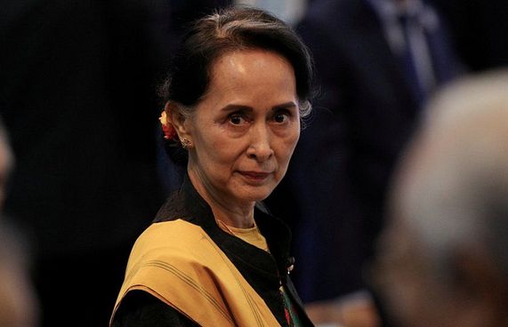 އަންގް ސަން ސޫކީގެ މައްޗަށް ޝަރީއަތް ފަށައިފި