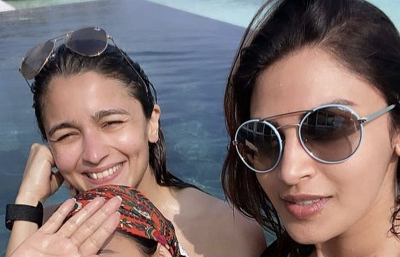 އަންހެން ރައްޓެހިންނާ އެކު އާލިއާ ރާއްޖޭގައި