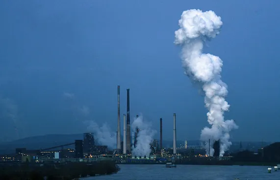 ހަނގުރާމާ އެކު ދުނިޔޭގެ ބާޒާރުގައި ތެލުގެ އަގު 10 ޕަސެންޓަށް