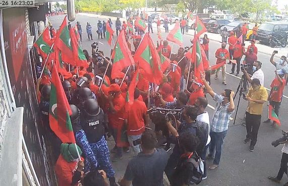 އިންޒާރަށް ބެލުމެއް ނެތި މުޒާހަރާއަށް ނުކުމެއްޖެ