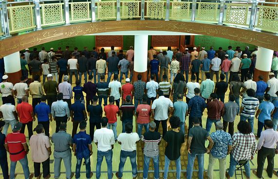 މަޖުބޫރީ ހާލަތުގައި ގައިދުރުވެގެން ނަމާދުކުރުން ރަނގަޅު