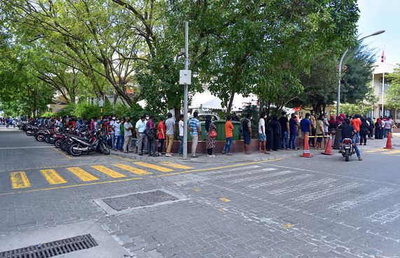 ވެކްސިން ޖަހާ މީހުން ކުއްލިއަކަށް ގިނަވެ ބޮޑު ކިއޫއެއް