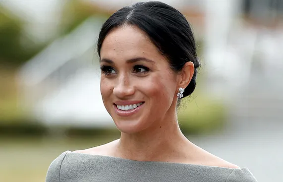 ފައިސާގެ ދަތިކަމާ ހެދި މޭގަން އެނބުރި އެކްޓިންއަށް