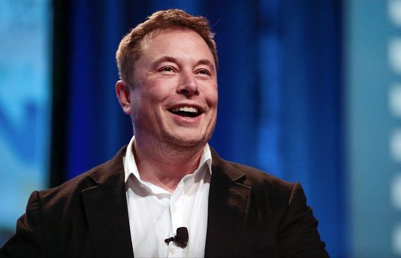 އީލޮން މަސްކް، ފުރަތަމަ ޓްރިލިއަނަރަށް ވުމާ ދިމާއަށް