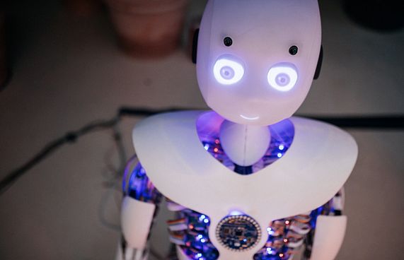 ދިވެހި ދަރިވަރުން ޖަރުމަނުގެ ރޮބޮޓެއް ކޮންޓްރޯލްކޮށްފި