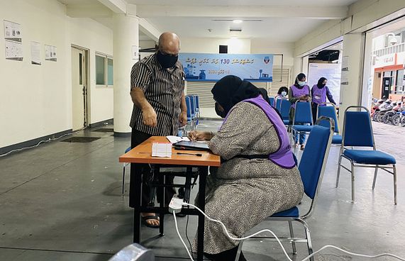 އިންގިލާބީ ބަދަލަށް ރައްޔިތުން ވޯޓުފޮށިތައް ކުރިމައްޗަށް