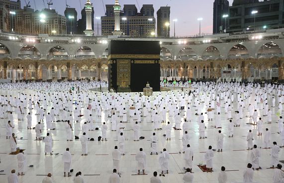 ވެކްސިން ޖެހި މުސްލިމުންނާ އެކު ހަރަމްފުޅު ފަޅުފިލައިފި