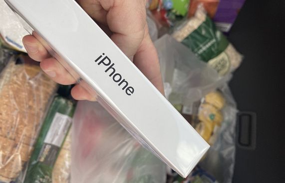 އާފަލަށް އޯޑަރުކުރުމުން ހަދިޔާއަކަށް އެޕަލް ފޯނެއް