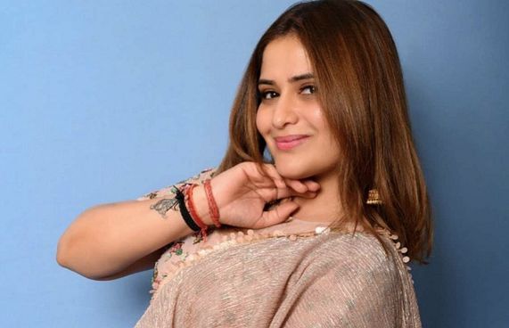 އާރްތީ މަންމަ ގޮވައިގެން ރާއްޖޭގެ ދަތުރު ފުރިހަމަކޮށްފި