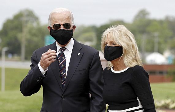 ބައިޑެންގެ ދެކަނބަކުން ބުޅަލެއް އެޑޮޕްޓްކުރައްވަނީ