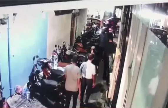 ބޮމުގެ ހަމަލާ: ގާޒީ އާދަމް މުހައްމަދު ތަނާޒުލުވެއްޖެ