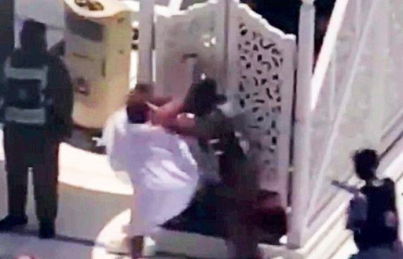 ޚުތުބާ ދެނިކޮށް ހަރަމްފުޅުގެ އިމާމަށް ހަމަލާދޭން އުޅެފި