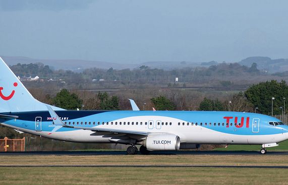 ޓުއި މެދުވެރިވެ، ޔޫކޭ އިންް ގެންނަ ޓޫރިސްޓުން ކެންސަލް