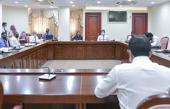 މަގާމު ހޯދަން ސިޔާސީ މީހެއްގެ އެހީތެރިކަން ބޭނުންވެފައި