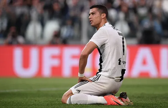 ޗެމްޕިއަންސް ލީގު ޖާގަ ހޯދިއިރު ރޮނާލްޑޯ ބެންޗުގައި