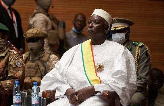 މާލީގެ ވެރިން ހައްޔަރުކޮށް، އިންގިލާބެއްގެ ބިރު