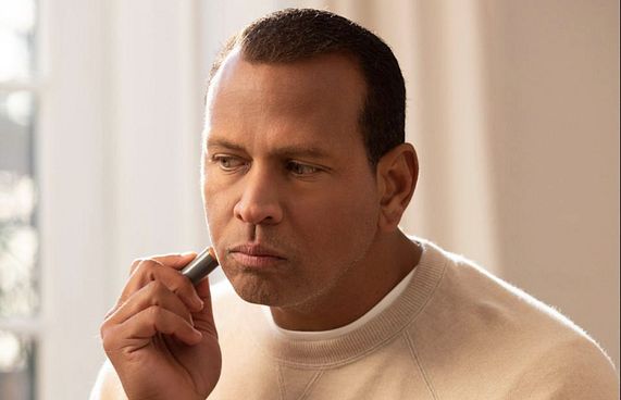 ޖޭލޯގެ ކުރީގެ ލޯބިވެރިޔާ ފިރިހެން މޭކަޕް ޕްރޮމޯޓްކުރަނީ