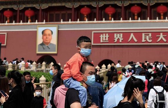 ޗައިނާގެ އާބާދީ މުސްކުޅިވެ، "ތިން ދަރި" ސިޔާސަތު 