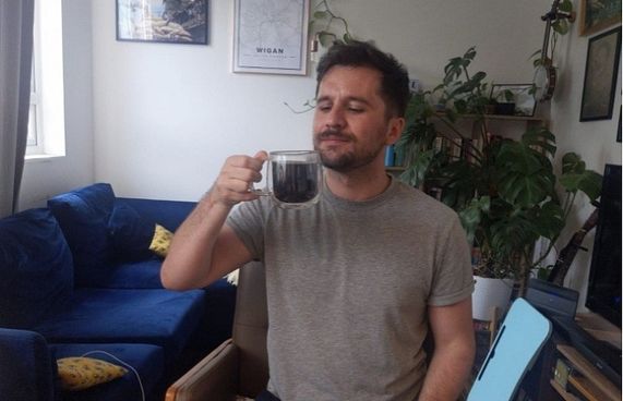 ކޮފީ ތައްޓެއް ބޯލައިގެން ރެކޯޑް ފޮތަށް