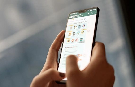 ވަޓްސްއެޕް ސްޓިކާއެއް ހެދި މީހަކަށް ދައުވާކުރަނީ