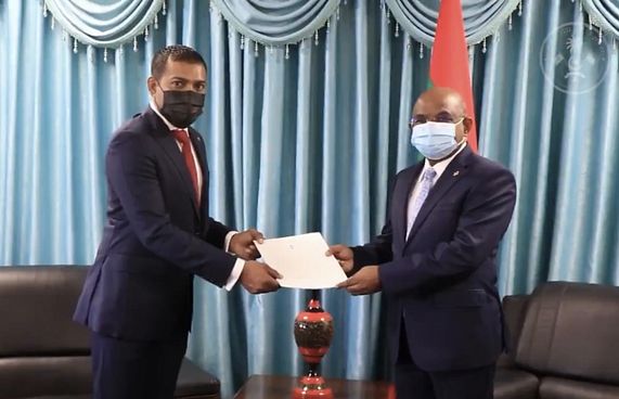 ޗެކް ރިޕަބްލިކްގެ އޮނަރަރީ ކޮންސުލްއަކަށް މަދީހު