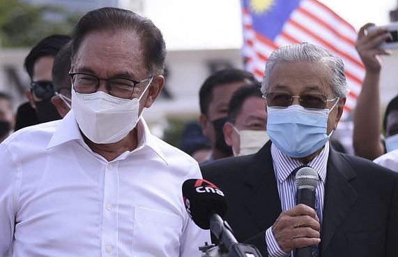 ސަރުކާރު ވައްޓާލަން މަހާތިރާއި އަންވަރު އެއްގަލަކަށް