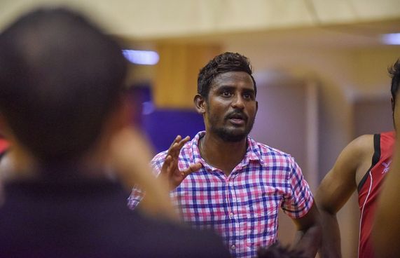 އެކުވެރިންނާ އެކު އިއްލެ ގައުމީ ހެޑް ކޯޗު ކަމަށް