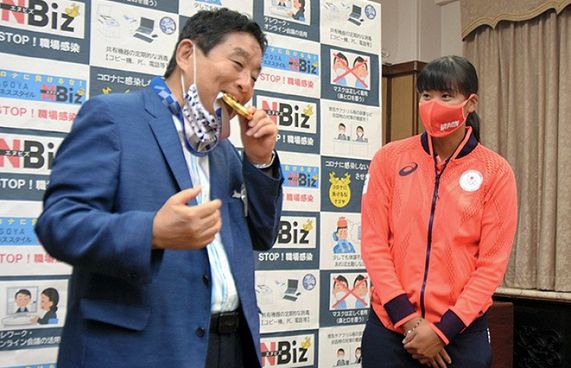 މެޑަލްގައި މޭޔަރު ދަތްއެޅުމުން އާ މެޑަލްއެއް ދެނީ