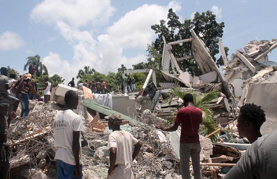 ބާރުގަދަ ބިންހެލުމެއްގައި ހައިޓީން 300 މީހުން މަރުވެއްޖެ