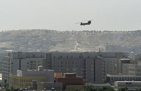 ހުޅަނގުގެ ޑިޕްލޮމޭޓުން އަފްގާނުން ބޭރުކުރަނީ